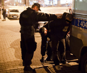 Dilerzy zatrzymani przed kamienicą na Woli