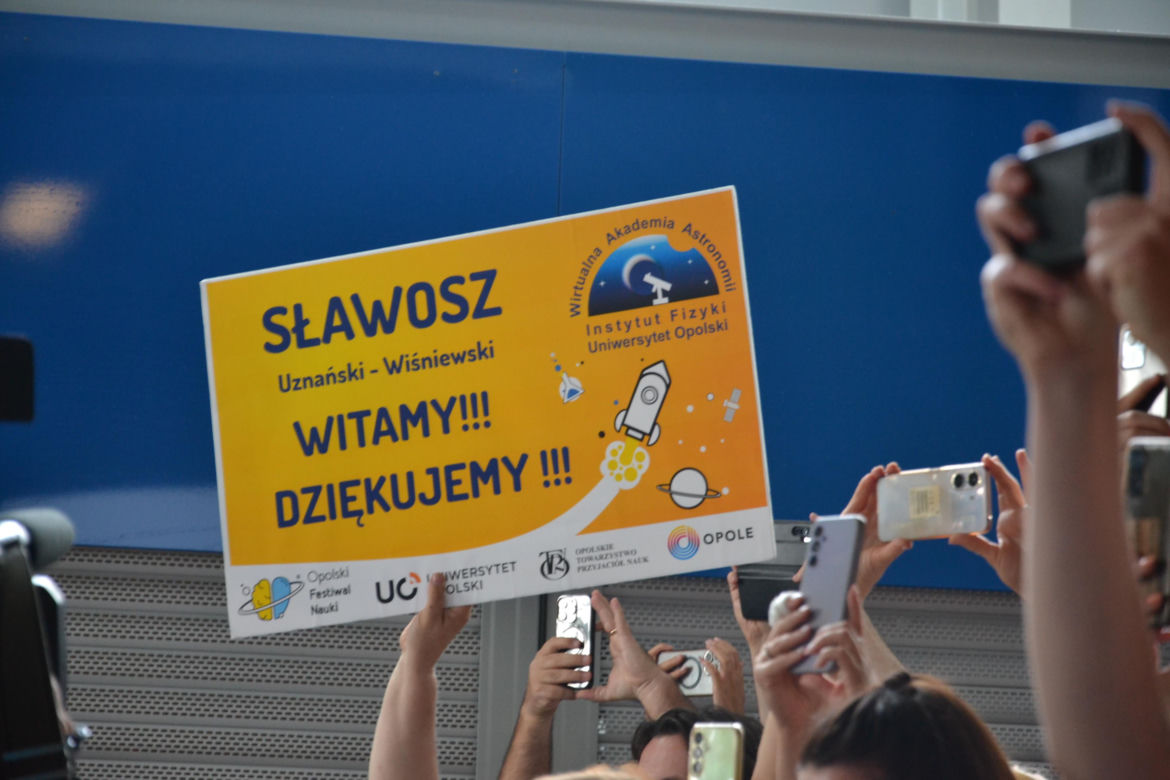 Powitanie Sławosza na warszawskim lotnisku