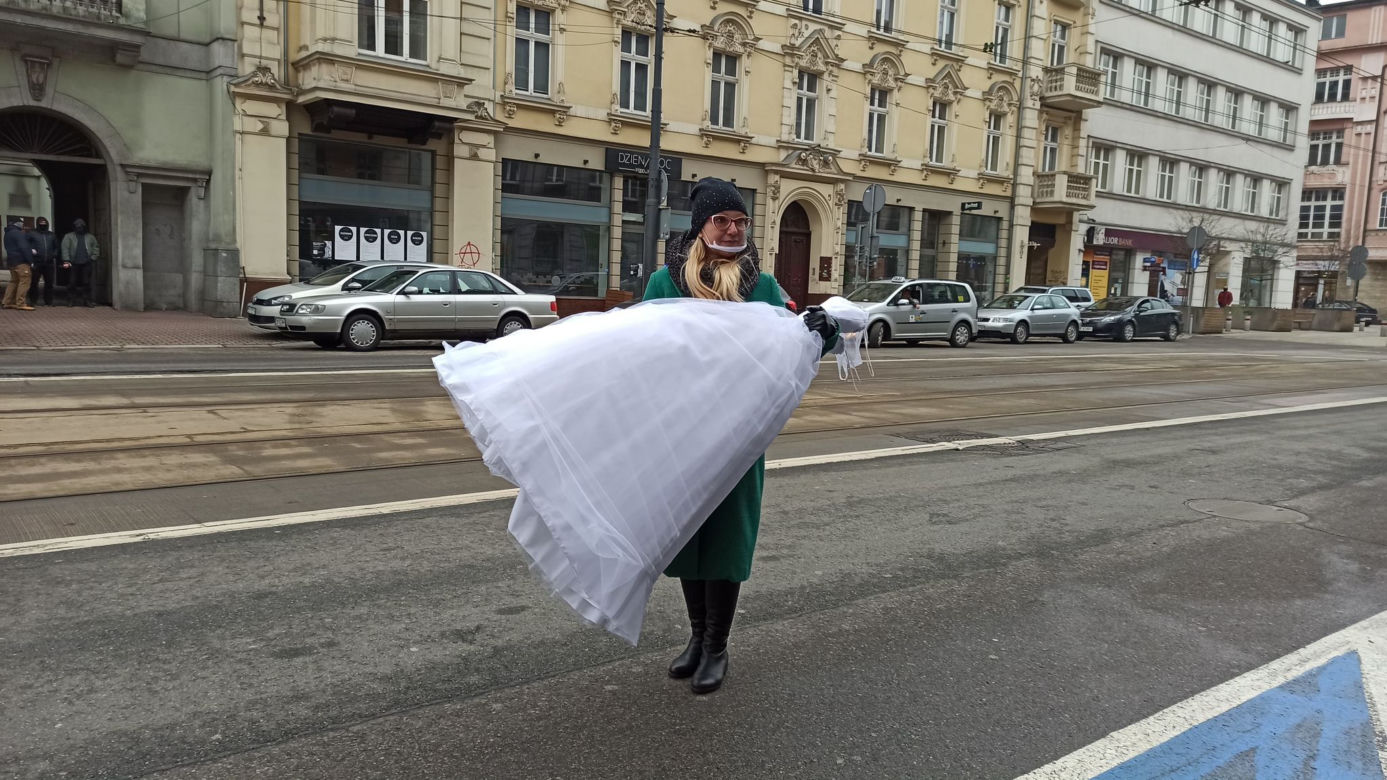 Protest branży ślubnej przed biurem PiS w Katowicach! Domagają się informacji od rządu kiedy będą mogli wrócić do pracy [ZDJĘCIA, WIDEO]