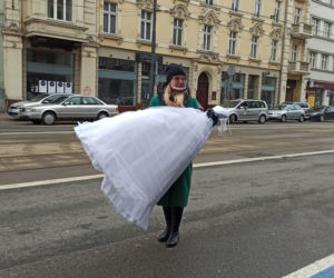 Protest branży ślubnej przed biurem PiS w Katowicach! Domagają się informacji od rządu kiedy będą mogli wrócić do pracy [ZDJĘCIA, WIDEO]