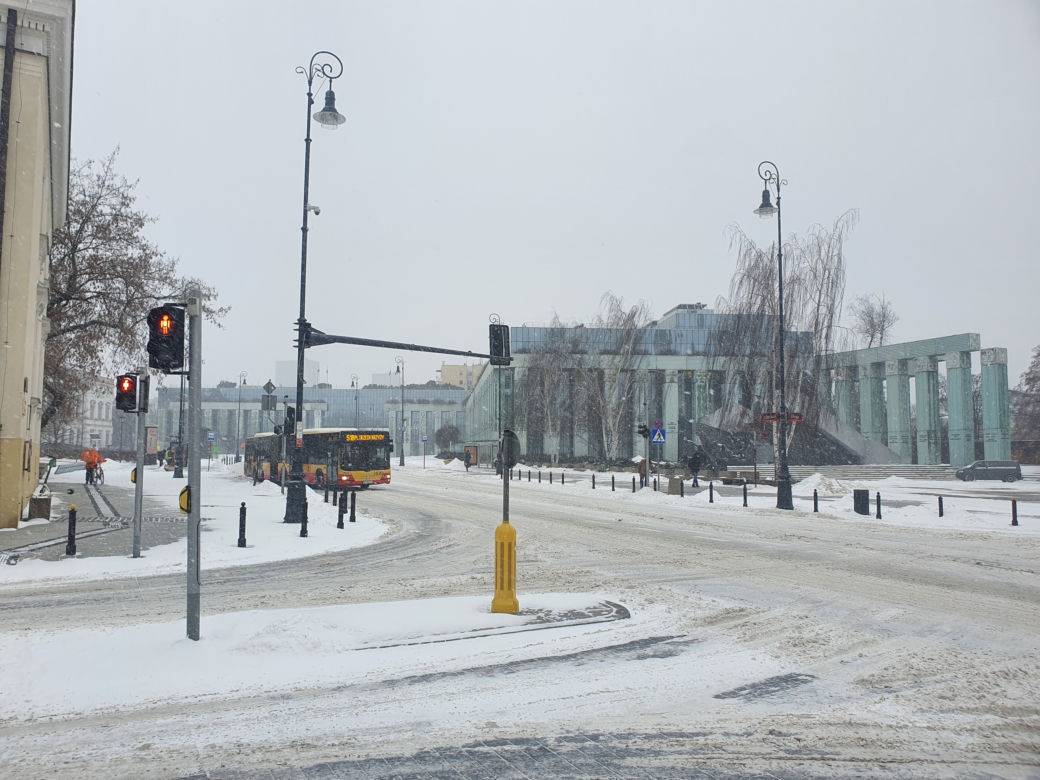 Zima w Warszawie. Zasypane chodniki, ulice, place [GALERIA]