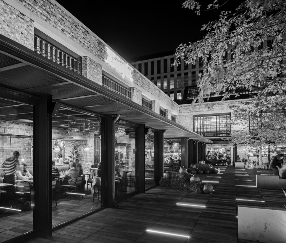 Hala Koszyki, restauracje na parterze, widok od strony dziedzińca