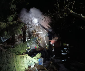 Akcja gaśnicza w Dębinie. Ogień strawił budynek z drobiem