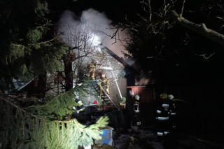 Akcja gaśnicza w Dębinie. Ogień strawił budynek z drobiem
