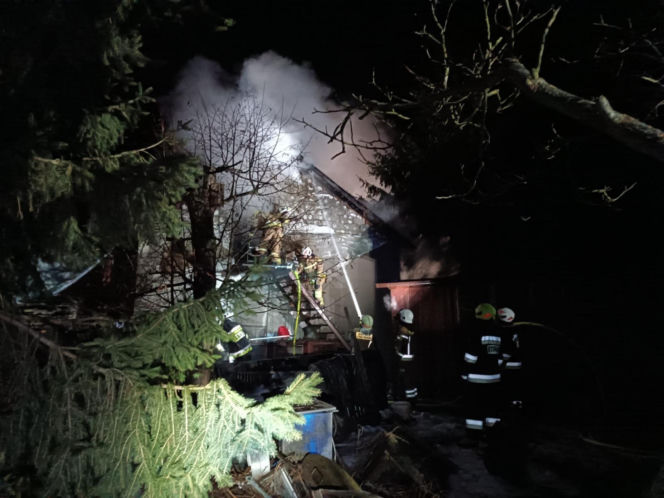 Akcja gaśnicza w Dębinie. Ogień strawił budynek z drobiem