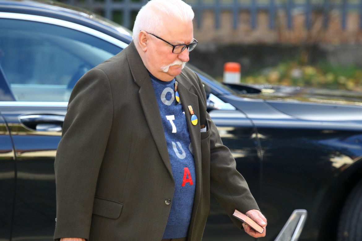 Wałęsa obwieszony ważnymi symbolami. Tak przyjechał do kościoła 