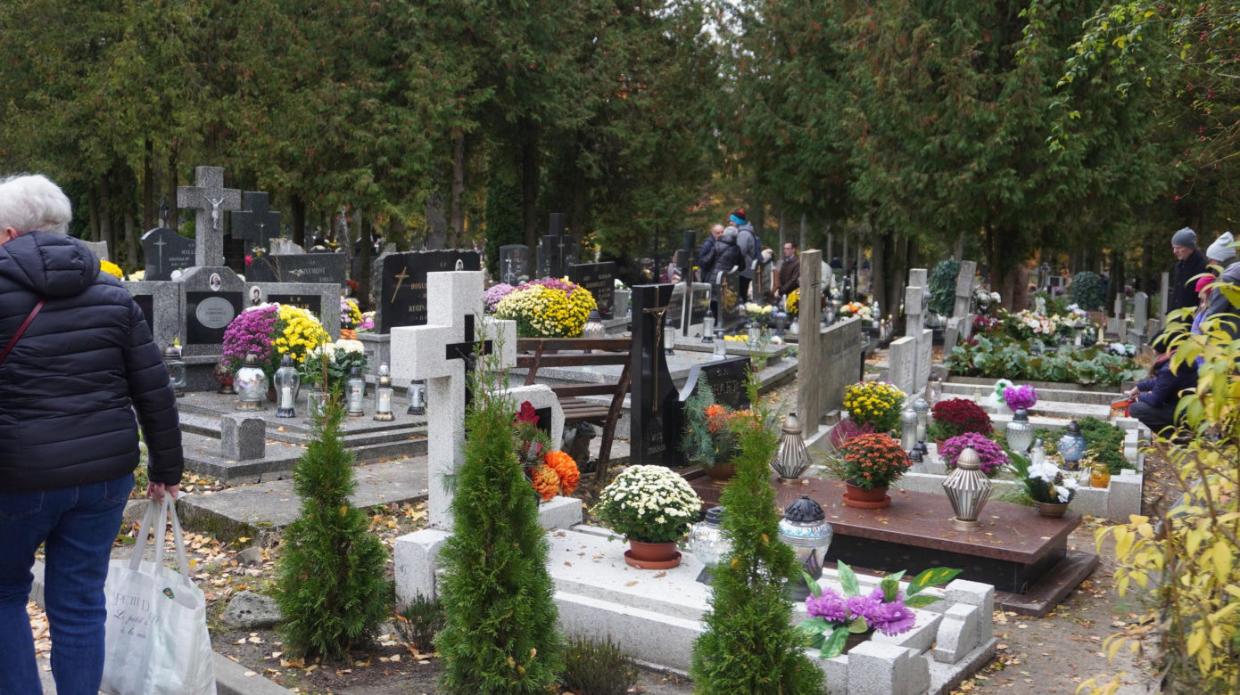 Tłumy na cmentarzu przy ul. Poprzecznej. Olsztynianie odwiedzają groby bliskich [ZDJĘCIA]