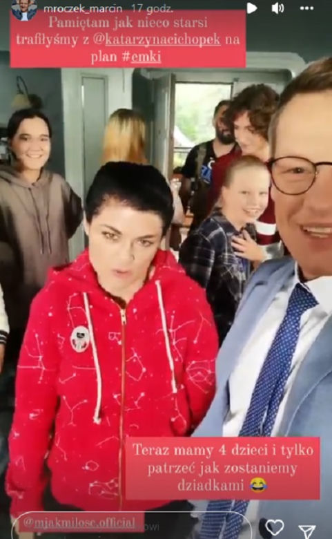 M jak miłość na planie. Piotrek (Marcin Mroczek), Kinga (Katarzyna Cichopek), Lenka (Olga Cybińska) i jej przyjaciele ze szkoły