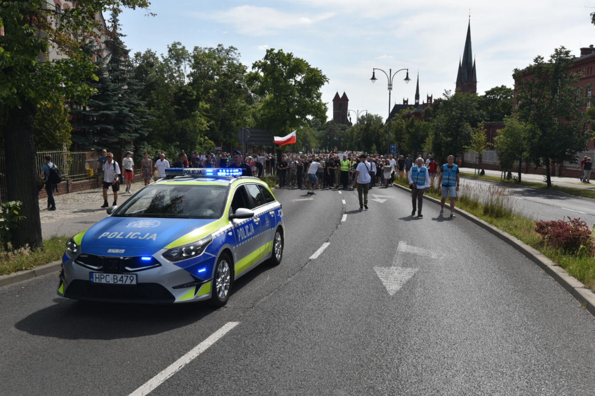 Marsz Milczenia dla Klaudii w Toruniu. „Niech nasza cisza przemówi głośniej niż słowa” [GALERIA]