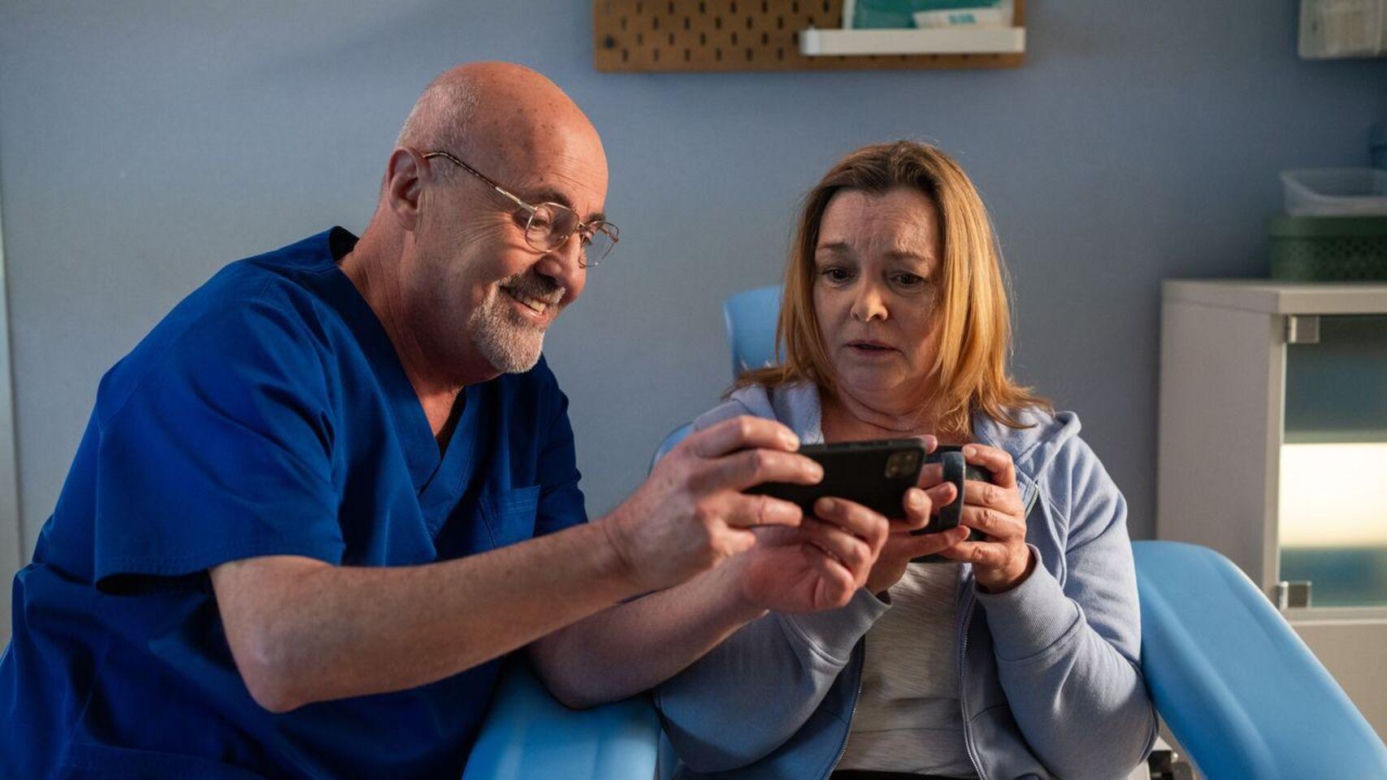Na dobre i na złe odc. 930. Adam Markiewicz (Marcin Troński), jego żona Zofia (Katarzyna Chrzanowska)