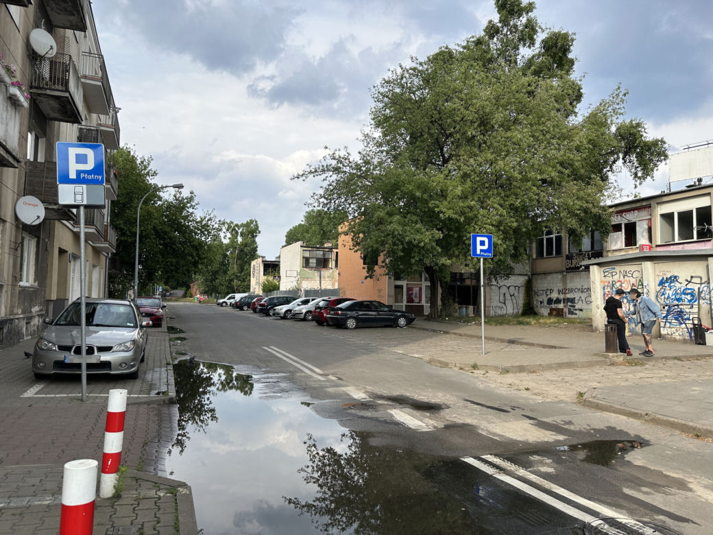 Atak nożownika w Warszawie. Szarpanina zakończona krwawą jatką. Jedna osoba nie żyje