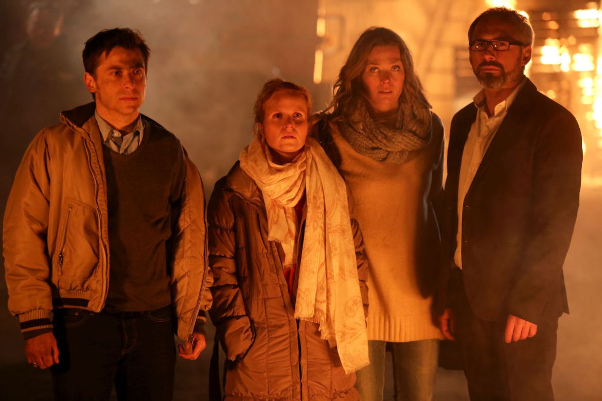 M jak miłość odc. 1151. Pożar w Grabinie. Ewa (Dominika Kluźniak), Marek (Kacper Kuszewski), Anna (Tamara Arciuch), Werner (Jacek Kopczyński)