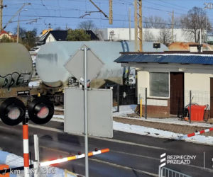 Autobus utknął na przejeździe kolejowym