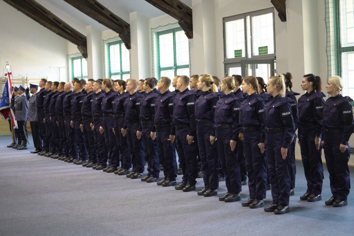 Nowi policjanci na Warmii i Mazurach. Wakatów coraz mniej