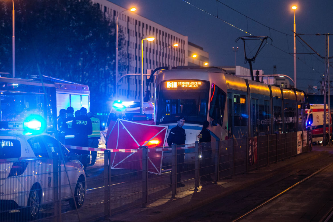 Kibic wpadł pod tramwaj