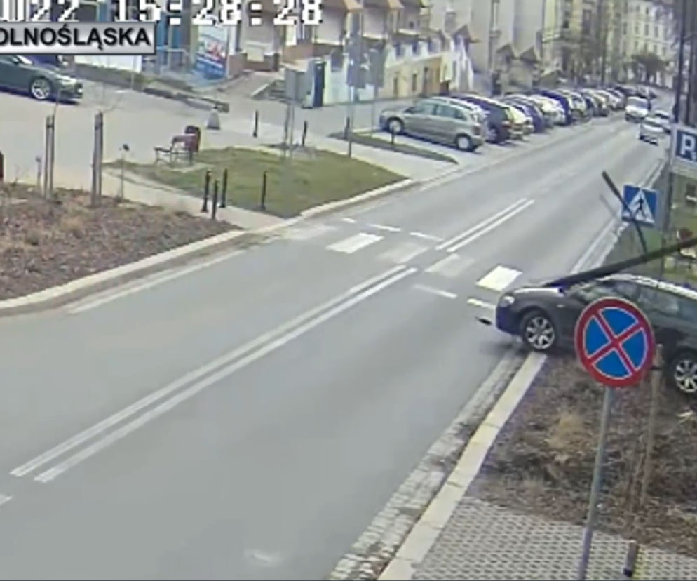 Uderzył samochodem w lataranię, a matka z dziećmi uciekała w popłochu! O włos od tragedii [NAGRANIE]