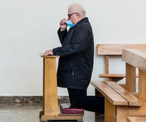 Lech Wałęsa zdjął maseczkę w kościele [ZOBACZ ZDJĘCIA]