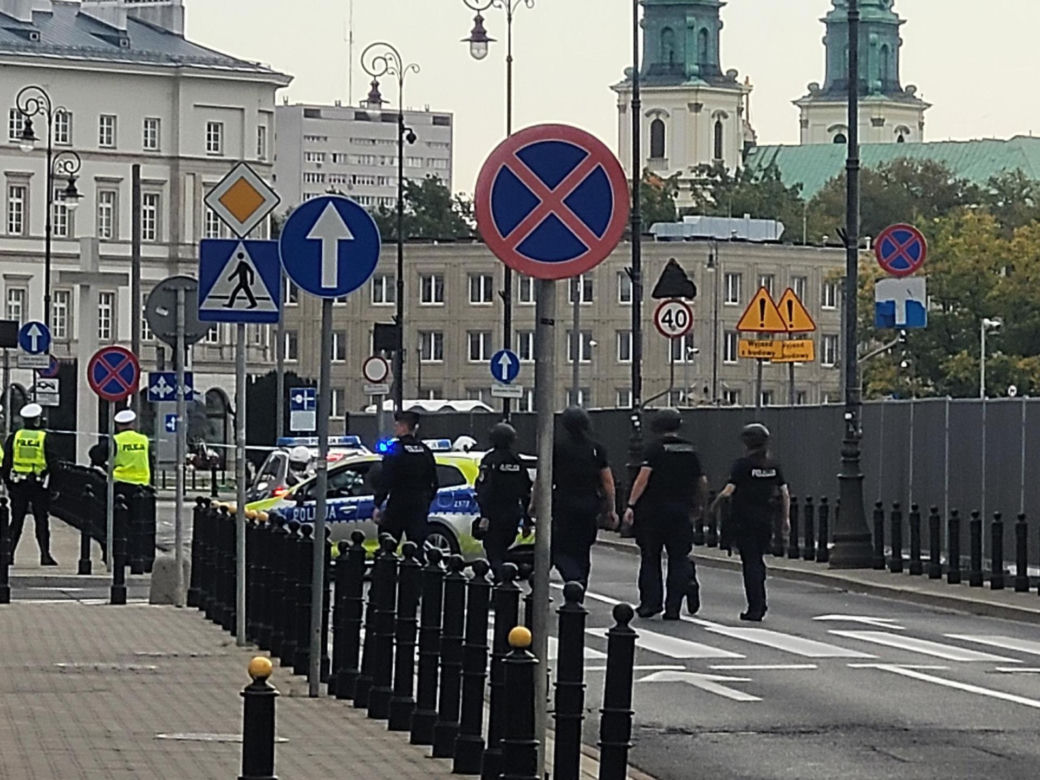 Pilna ewakuacja w centrum. Mężczyzna wszedł na pomnik smoleński i grozi wysadzeniem