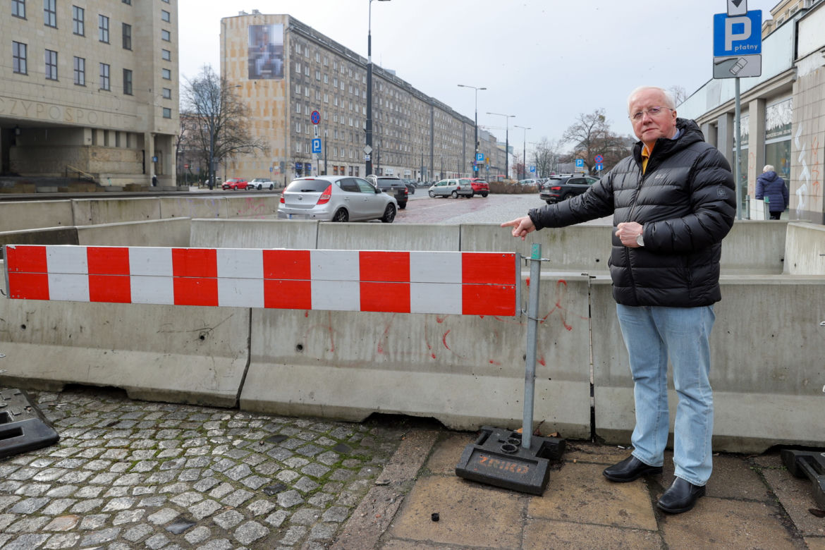 Dziura niezgody w al. Solidarności. Urzędnicy nie mogą się dogadać, kto ma zapłacić za naprawę
