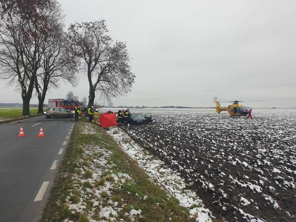 Tragiczny wypadek pod Jarocinem! Nie żyje kierowca, a trzy osoby są ranne! [ZDJĘCIA]
