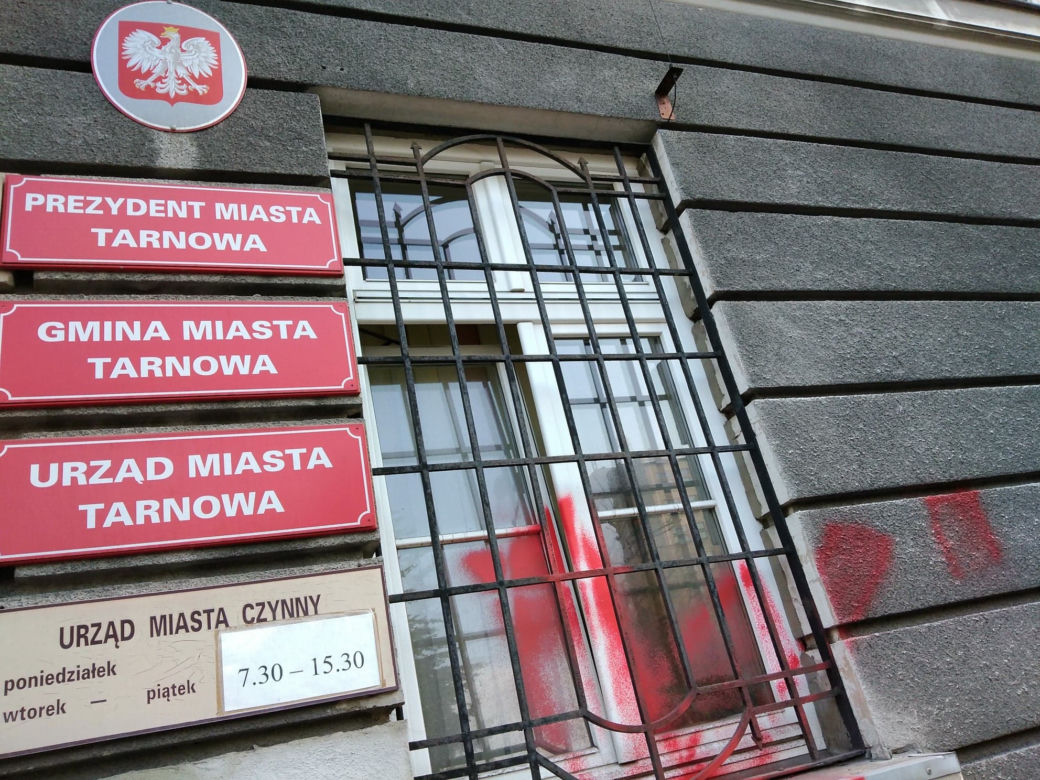 Tarnów. Siedziba urzędu miasta ZDEWASTOWANA. Ktoś namalował napis: "politycy to k****"