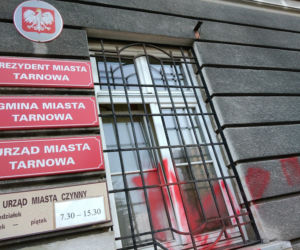 Tarnów. Siedziba urzędu miasta ZDEWASTOWANA. Ktoś namalował napis: politycy to k****