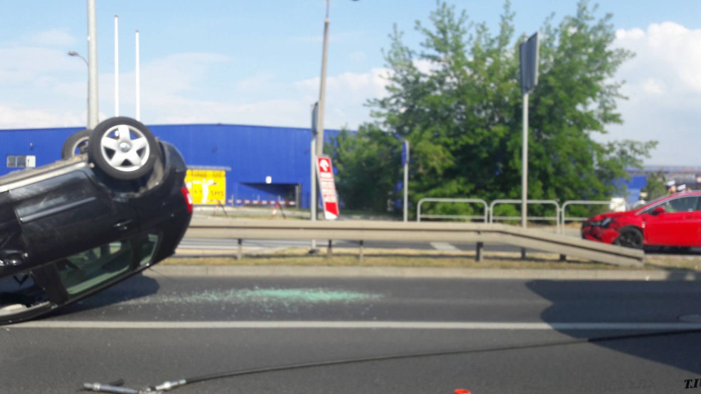 Kraków: Groźny wypadek na ul. Jasnogórskiej! Dachował samochód osobowy [ZDJĘCIA]