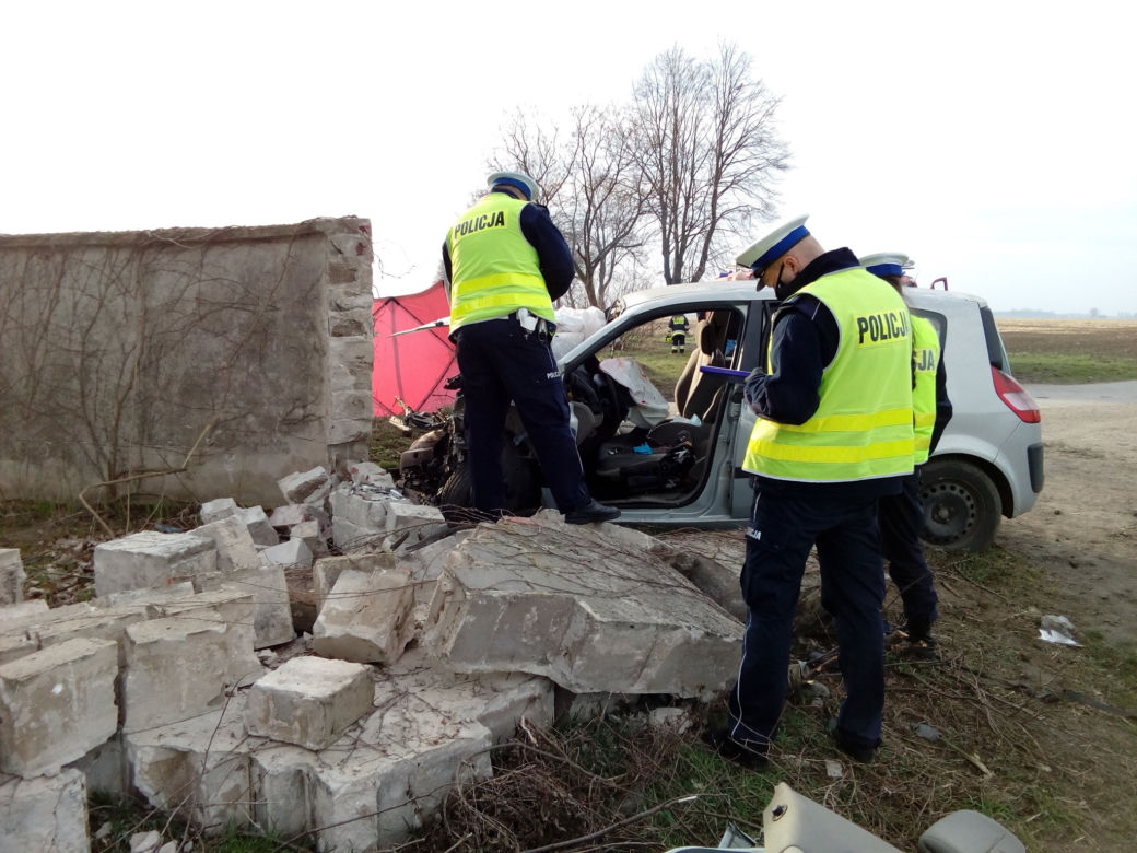 Tragedia na drodze pod Śremem! Dwaj młodzi bracia ZGINĘLI na miejscu [ZDJĘCIA]