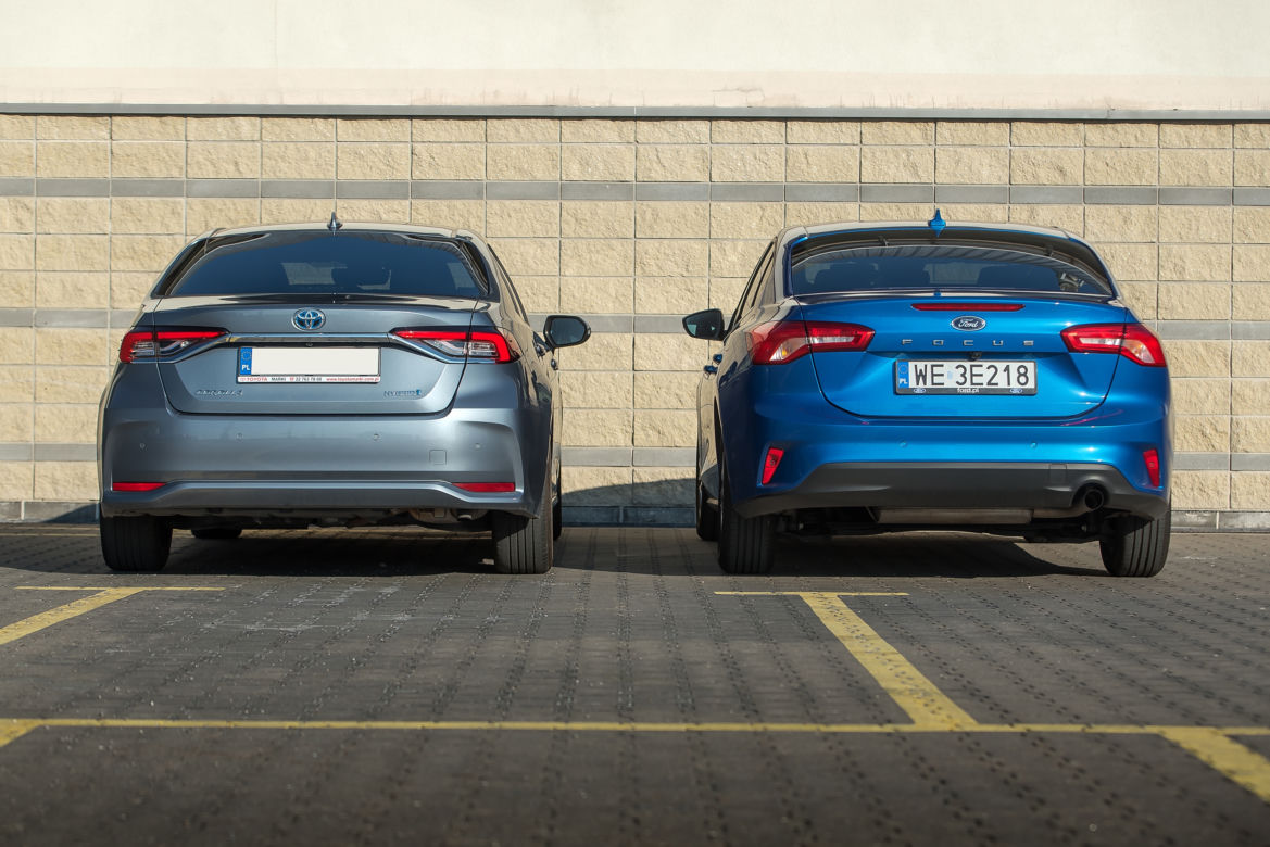 Ford Focus Sedan 1.0 EcoBoost 125 KM 6MT vs. Toyota Corolla Sedan 1.8 Hybrid 122 KM CVT