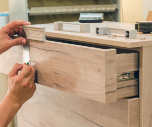 Porównaj koszty montażu mebli gotowych i wybierz najlepszą opcję