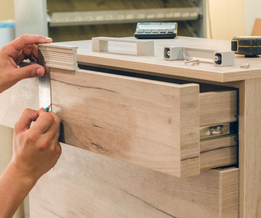 Porównaj koszty montażu mebli gotowych i wybierz najlepszą opcję