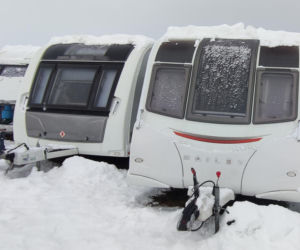 CBŚP i Straż Graniczna rozbiły gang handlujący skradzionymi przyczepami kempingowymi. Miliony złotych w grze