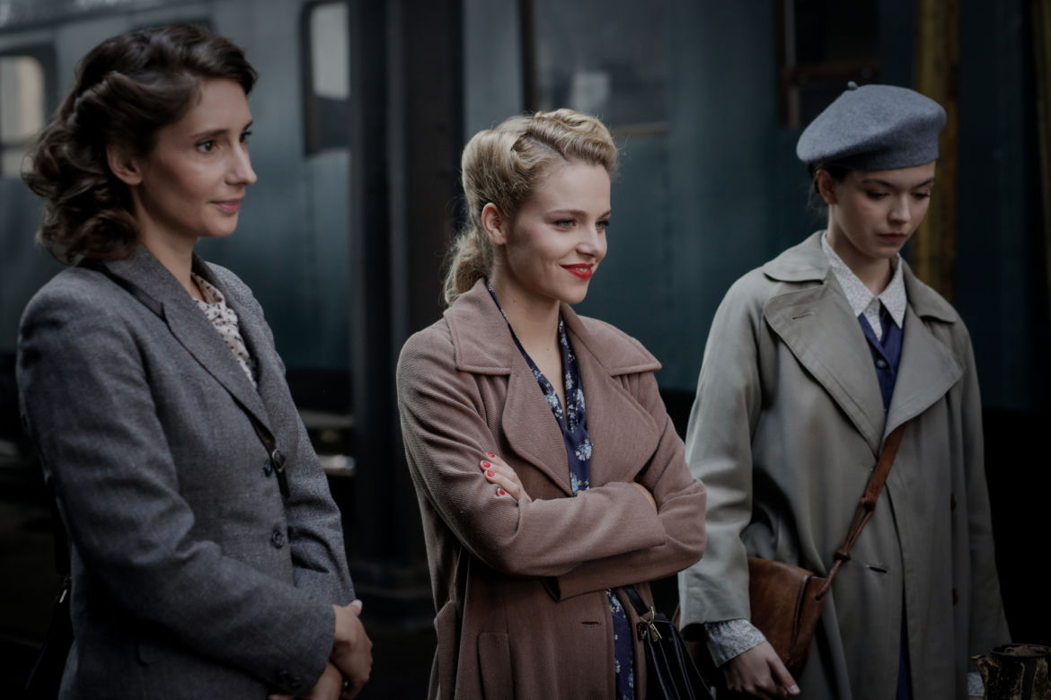 Wojenne dziewczyny 4 odc. 43. Marysia (Aleksandra Pisula), Ewa (Vanessa Aleksander), Nitka (Maja Szopa)