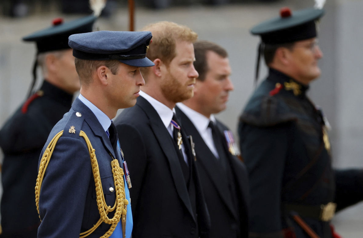 Łzy poddanych i trumna zmierzająca do Westminsteru