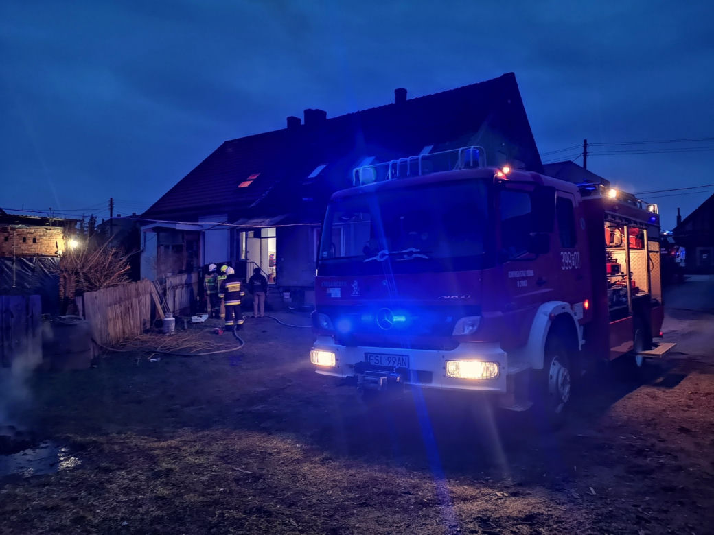 Akcja strażaków w Cybince. Pożar mógł objąć cały budynek