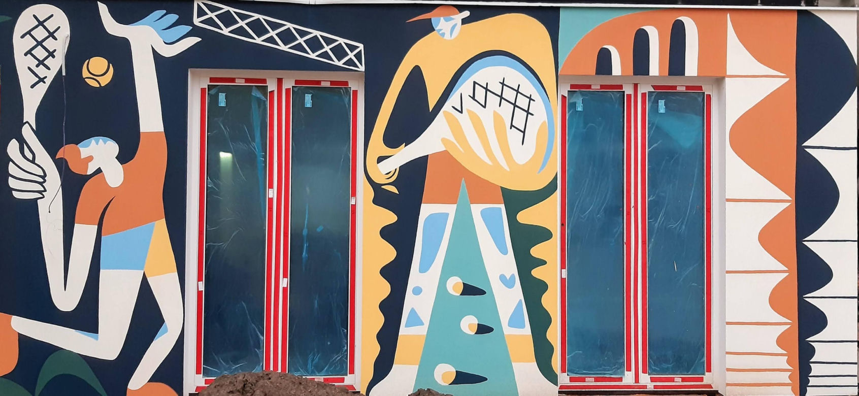 Na Ochocie pojawił się nowy mural. Zdobi ścianę powstającego Centrum Aktywności Międzypokoleniowej