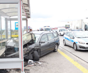 Samochód wjechał w przystanek