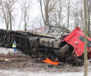 Tragedia na DK 19. Czołowe zderzenie z TIR-em. W Boćkach zginął 48-letni kierowca toyoty