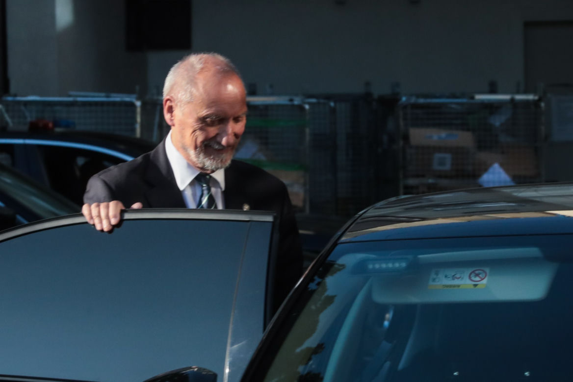 Macierewicz czyta o gejach nazistach