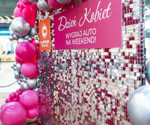 Zgarnęła nowiutkie auto na weekend! Tak Lubin świętował Dzień Kobiet. A wystawa Kolorowe Samochody trwa dalej!