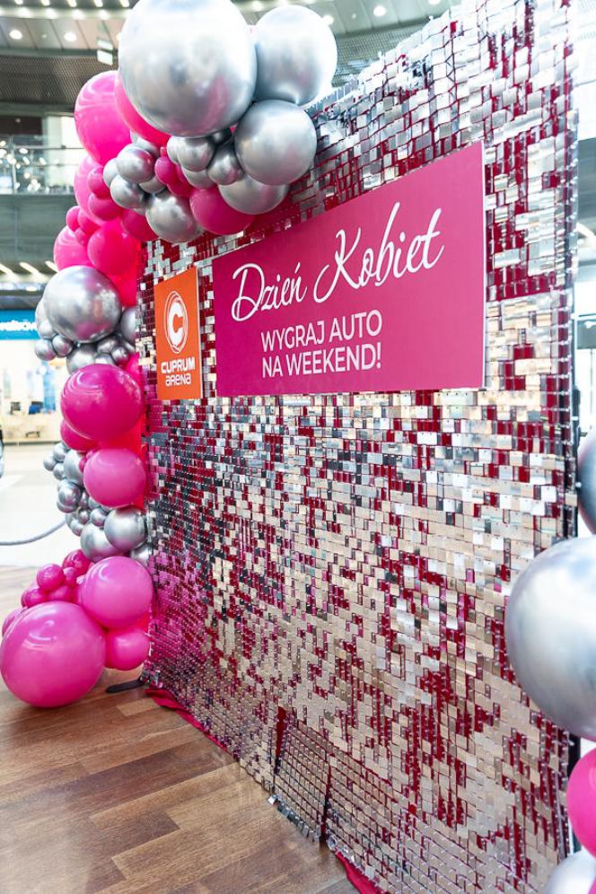 Zgarnęła nowiutkie auto na weekend! Tak Lubin świętował Dzień Kobiet. A wystawa "Kolorowe Samochody" trwa dalej!