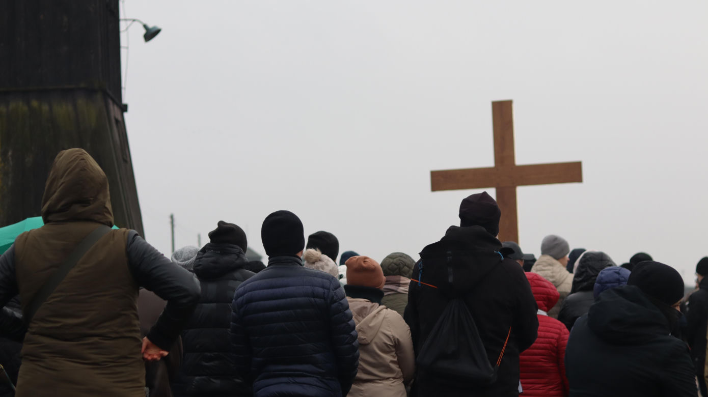 Tak wyglądała jubileuszowa Droga Krzyżowa na Majdanku 2025