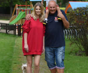 Jan Tomaszewski uczy wnuka grać w piłkę