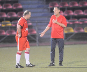 Donald Tusk gra w piłkę