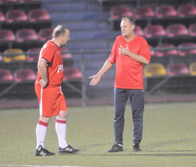 Donald Tusk gra w piłkę