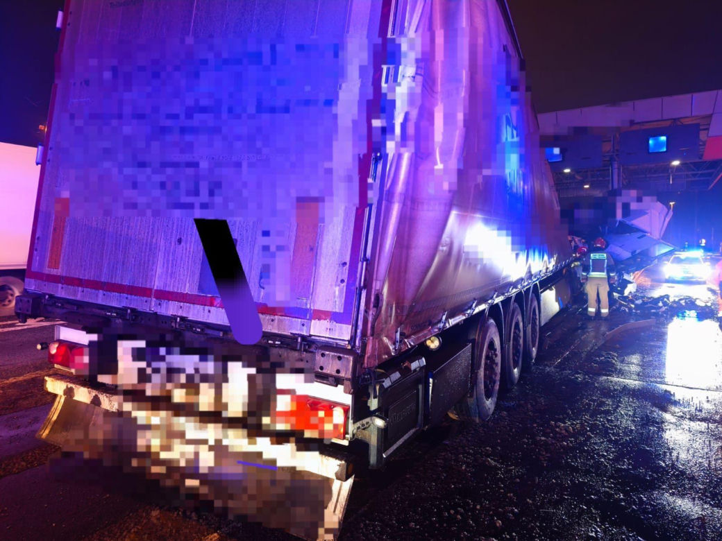 Wypadek ciężarówki na bramkach autostrady A4