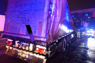Wypadek ciężarówki na bramkach autostrady A4