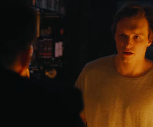 Kadry z teledysku Chciałem być kimś i filmu Król dopalaczy