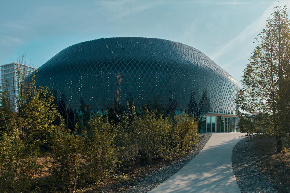 Medialna fasada fotowoltaiczna. Novartis, Bazylea, proj. Michele de Lucchi (ADML Circle) i Blaser Architekten
