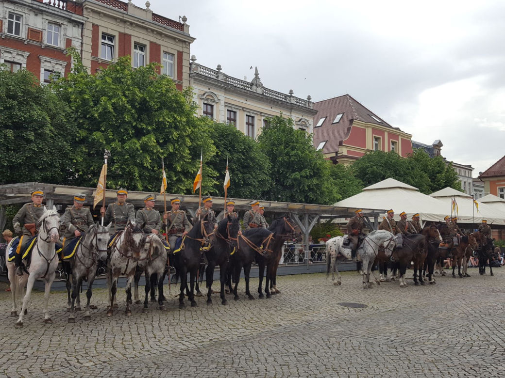 Przybyli ułani... świętować na Rynku w Lesznie